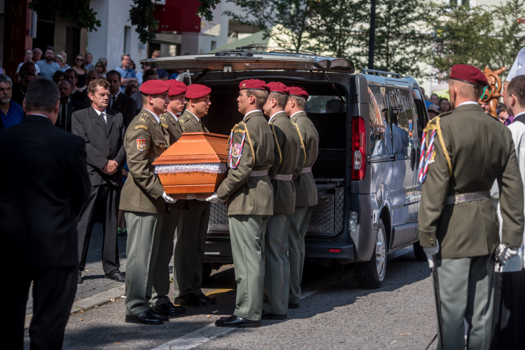 V Hluboké nad Vltavou se lidé loučili s padlým vojákem Kamilem Benešem