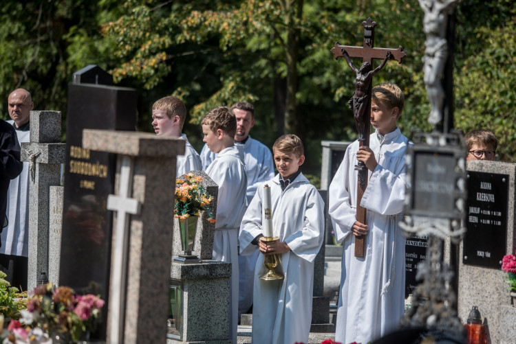 V Hluboké nad Vltavou se lidé loučili s padlým vojákem Kamilem Benešem