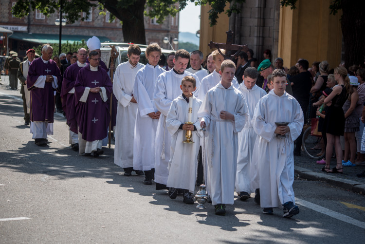 V Hluboké nad Vltavou se lidé loučili s padlým vojákem Kamilem Benešem