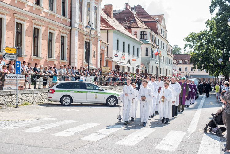 V Hluboké nad Vltavou se lidé loučili s padlým vojákem Kamilem Benešem