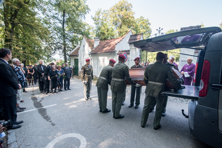 V Hluboké nad Vltavou se lidé loučili s padlým vojákem Kamilem Benešem