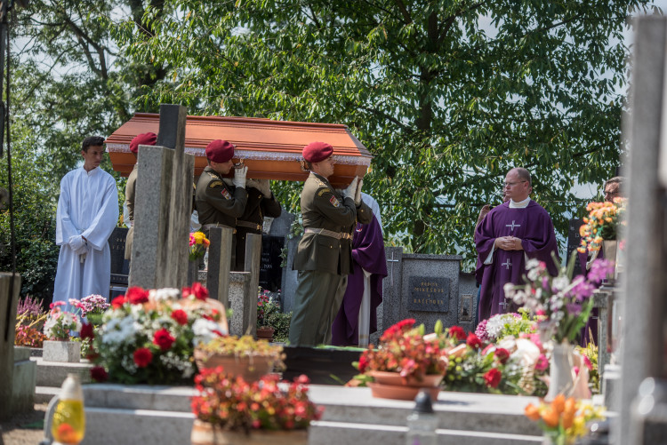V Hluboké nad Vltavou se lidé loučili s padlým vojákem Kamilem Benešem