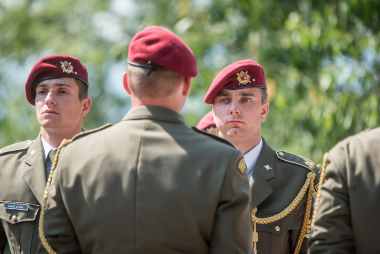 V Hluboké nad Vltavou se lidé loučili s padlým vojákem Kamilem Benešem
