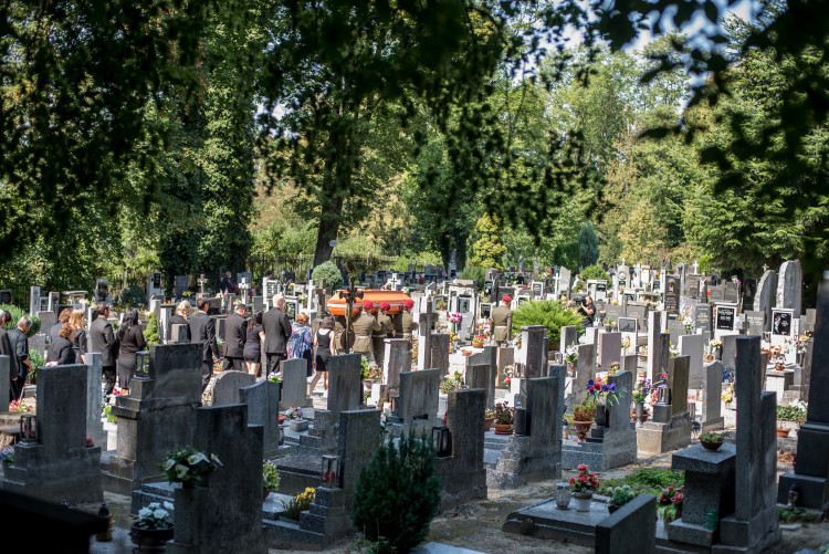 V Hluboké nad Vltavou se lidé loučili s padlým vojákem Kamilem Benešem