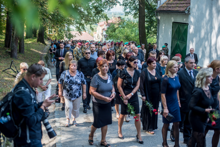 V Hluboké nad Vltavou se lidé loučili s padlým vojákem Kamilem Benešem