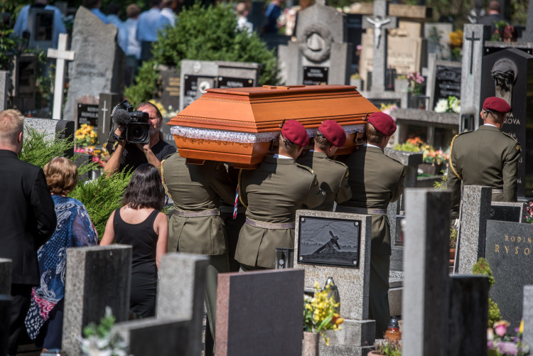 V Hluboké nad Vltavou se lidé loučili s padlým vojákem Kamilem Benešem