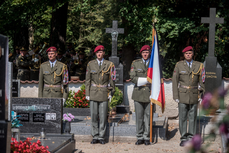 V Hluboké nad Vltavou se lidé loučili s padlým vojákem Kamilem Benešem