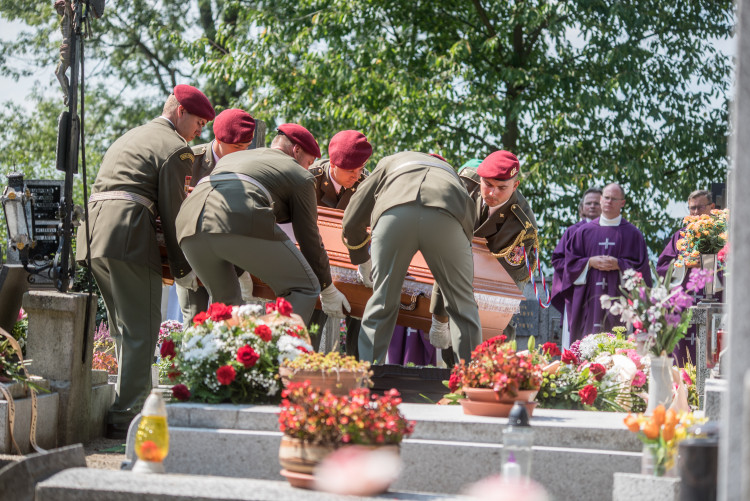 V Hluboké nad Vltavou se lidé loučili s padlým vojákem Kamilem Benešem
