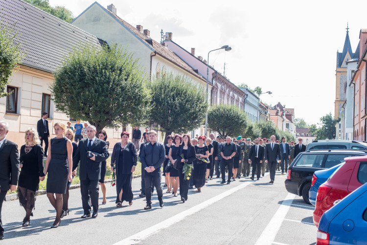 V Hluboké nad Vltavou se lidé loučili s padlým vojákem Kamilem Benešem