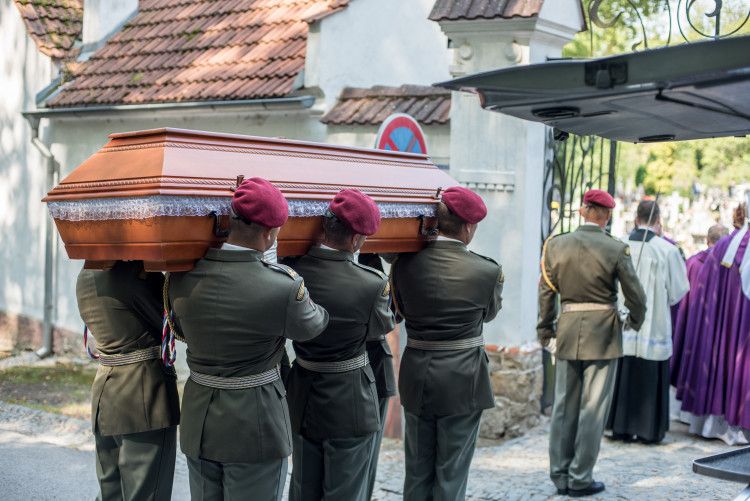 V Hluboké nad Vltavou se lidé loučili s padlým vojákem Kamilem Benešem