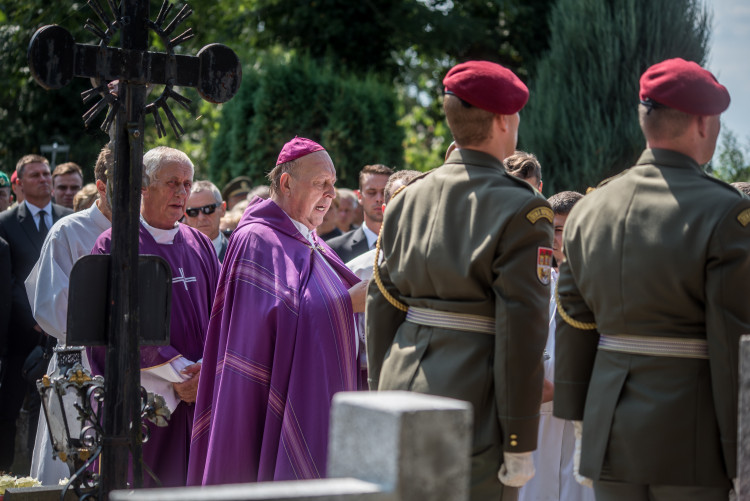 V Hluboké nad Vltavou se lidé loučili s padlým vojákem Kamilem Benešem