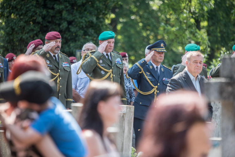 V Hluboké nad Vltavou se lidé loučili s padlým vojákem Kamilem Benešem