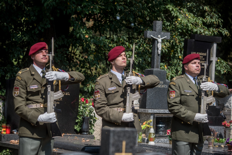 V Hluboké nad Vltavou se lidé loučili s padlým vojákem Kamilem Benešem