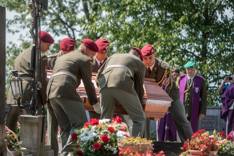 V Hluboké nad Vltavou se lidé loučili s padlým vojákem Kamilem Benešem