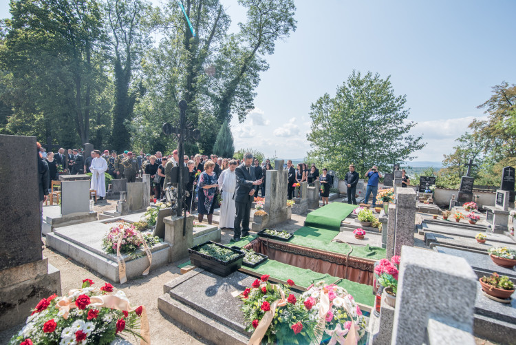 V Hluboké nad Vltavou se lidé loučili s padlým vojákem Kamilem Benešem