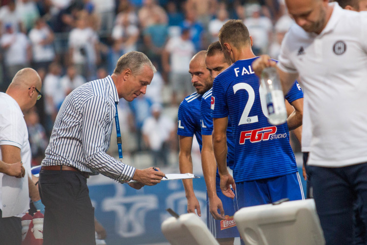 FOTOGALERIE: Sigma padla s Baníkem na hřišti i na tribunách. Tady jsou fotky