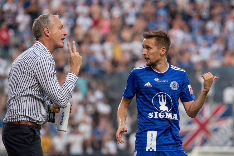 FOTOGALERIE: Sigma padla s Baníkem na hřišti i na tribunách. Tady jsou fotky