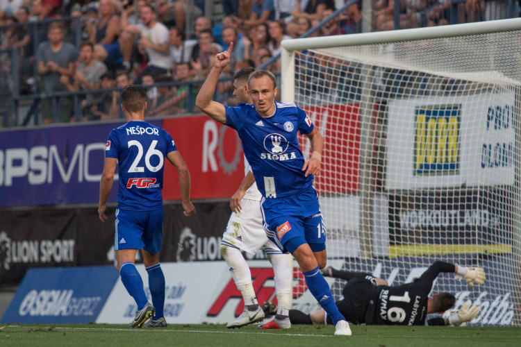 FOTOGALERIE: Sigma padla s Baníkem na hřišti i na tribunách. Tady jsou fotky
