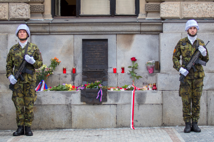 Pietní akt před libereckou radnicí