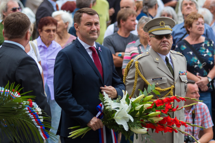 Pietní akt před libereckou radnicí