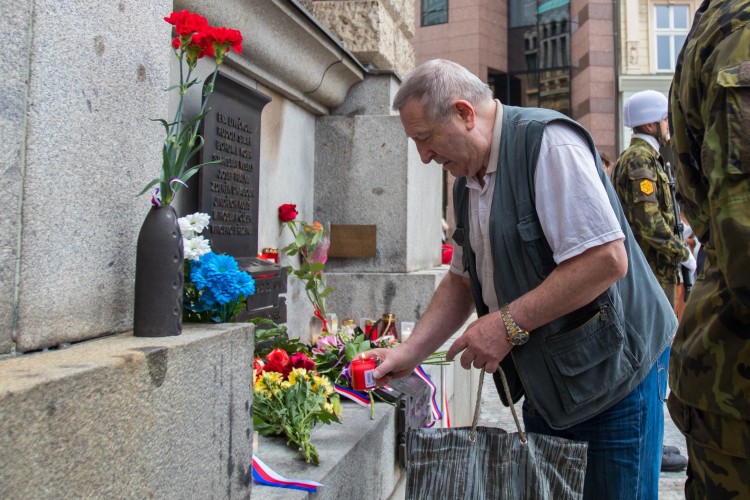 Pietní akt před libereckou radnicí