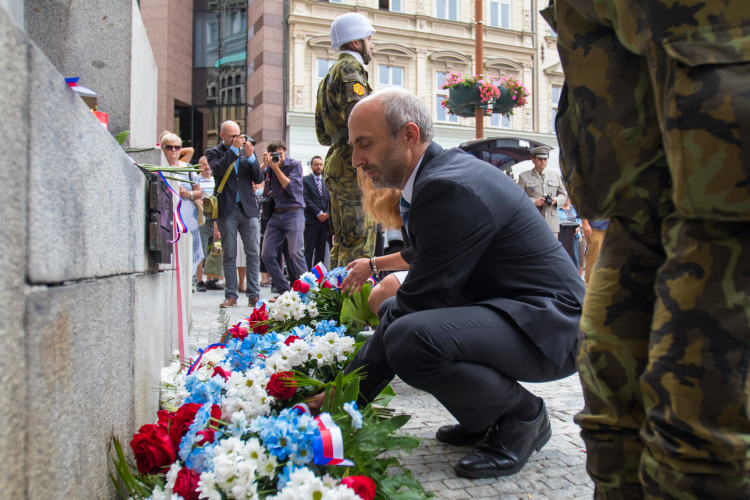 Pietní akt před libereckou radnicí