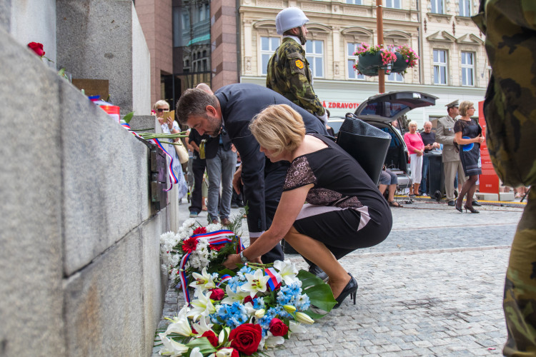 Pietní akt před libereckou radnicí