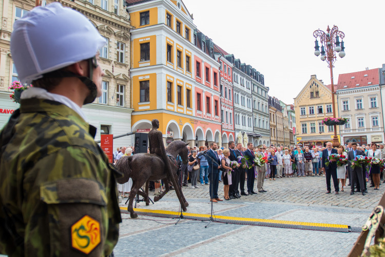 Pietní akt před libereckou radnicí