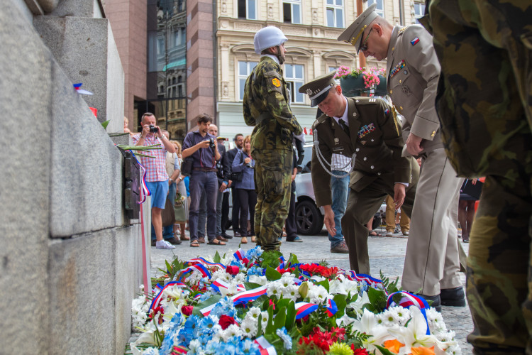 Pietní akt před libereckou radnicí