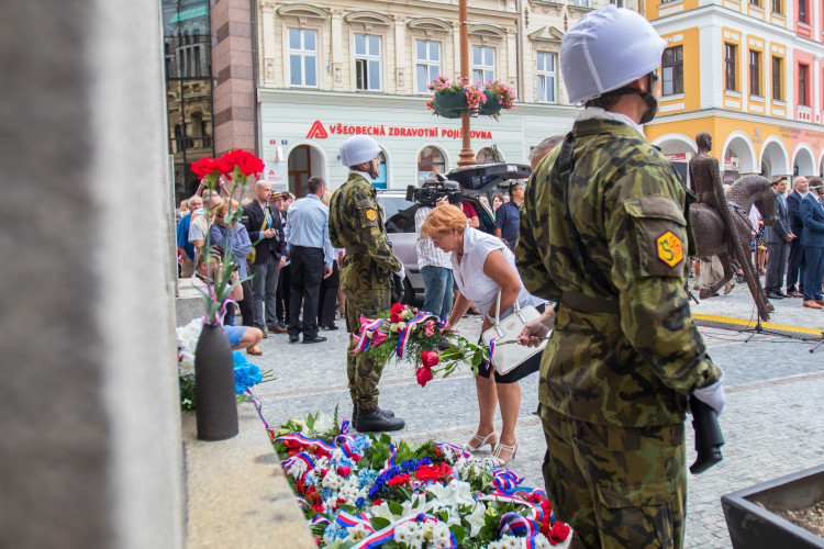 Pietní akt před libereckou radnicí