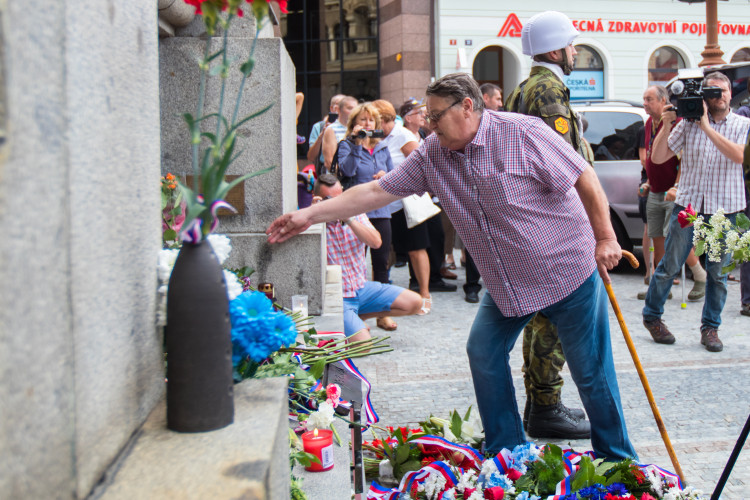 Pietní akt před libereckou radnicí