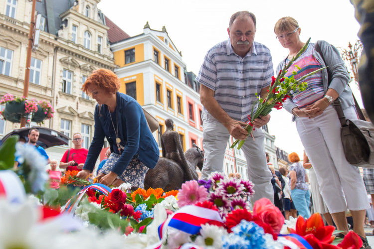 Pietní akt před libereckou radnicí