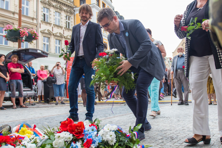 Pietní akt před libereckou radnicí