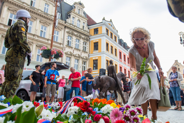 Pietní akt před libereckou radnicí