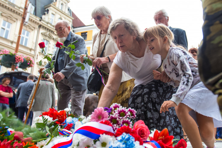Pietní akt před libereckou radnicí