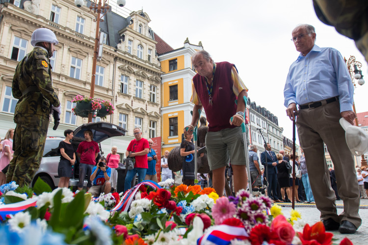 Pietní akt před libereckou radnicí