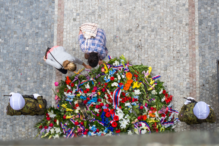 Pietní akt před libereckou radnicí