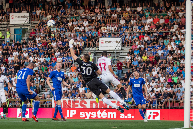 FOTOGALERIE: Celý stadion jim tleskal vestoje. Sigma ukázala, že vyhrát proti Seville není nemožné