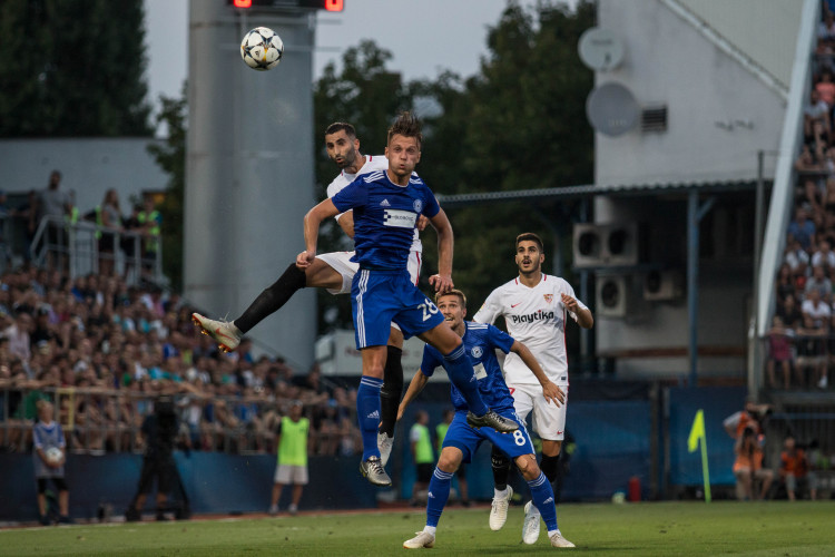 FOTOGALERIE: Celý stadion jim tleskal vestoje. Sigma ukázala, že vyhrát proti Seville není nemožné