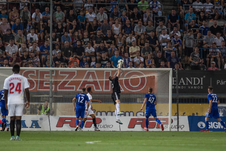 FOTOGALERIE: Celý stadion jim tleskal vestoje. Sigma ukázala, že vyhrát proti Seville není nemožné