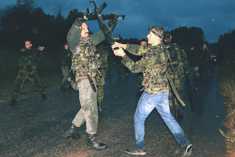 Lada Boturová a Kamil Boháč si vyzkoušeli, jaké to je být vojákem