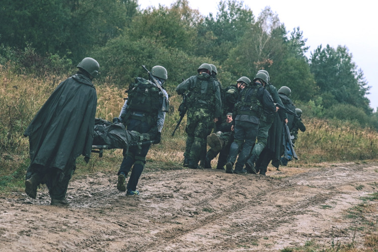 Civilisté se učili pracovat také s radiostanicemi.