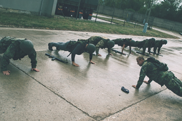 Pod dohledem strakonických vojáků se mohli naučit techniky boje zblízka. 