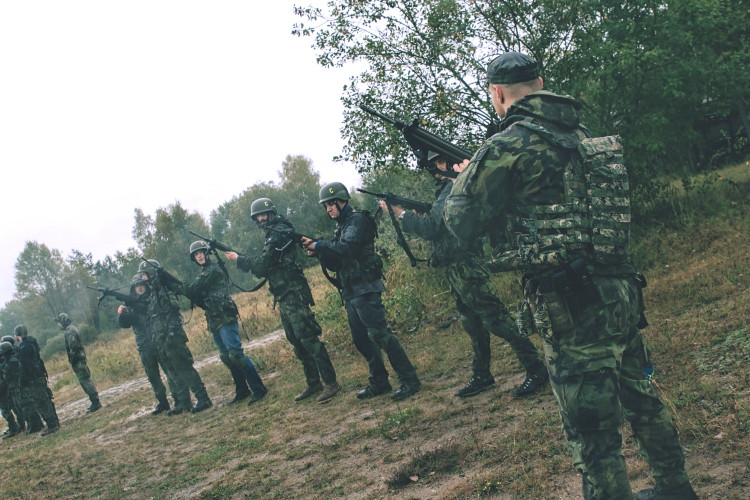 Během vojenského výcviku si civilisté vyzkoušeli také transport raněného. 