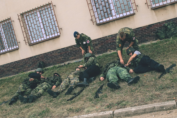 Po budíčku v pět ráno a rozcvičce následoval výcvik boje zblízka.