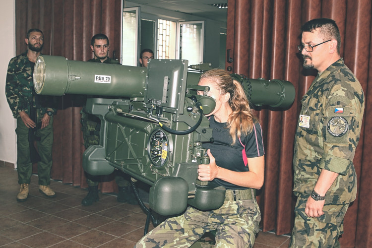 Procvičovali aplikaci turniketu, který slouží k zastavění masivního končetinového krvácení. 