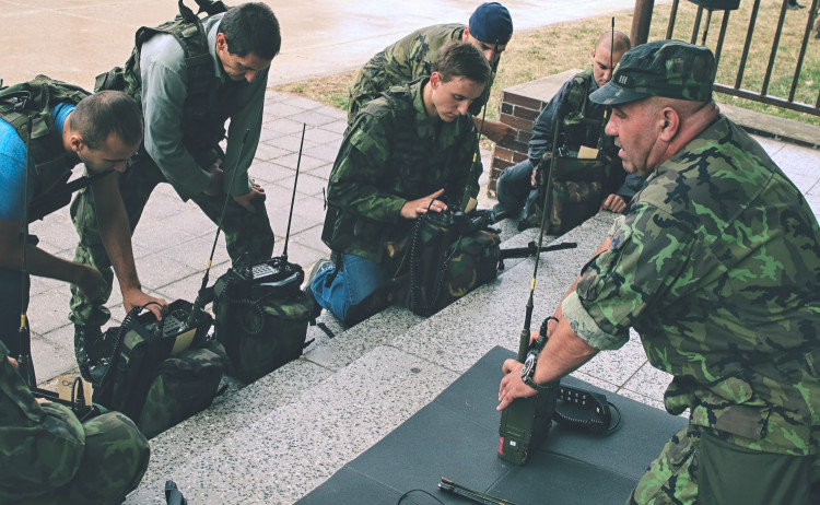 Učili se, jak manipulovat s útočnou puškou CZ 805 BREN. 