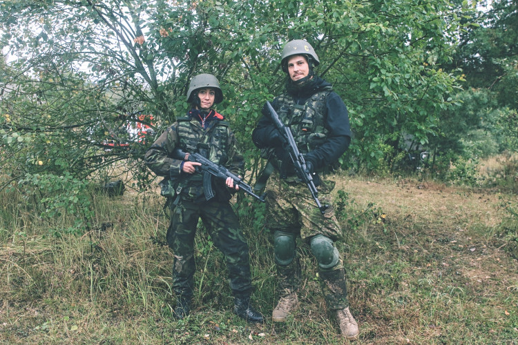 Civilisté si vyzkoušeli vojenský výcvik. Nacvičovali bojové drily při kontaktu s protivníkem. 