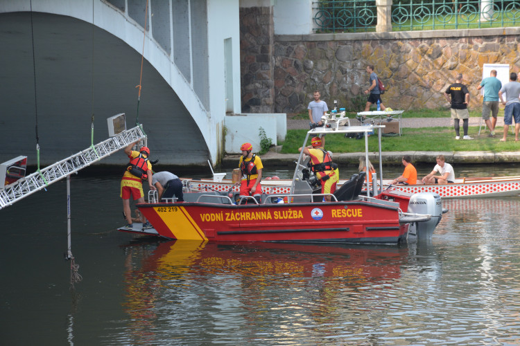 Eliščino nábřeží obsadila záchranářská technika
