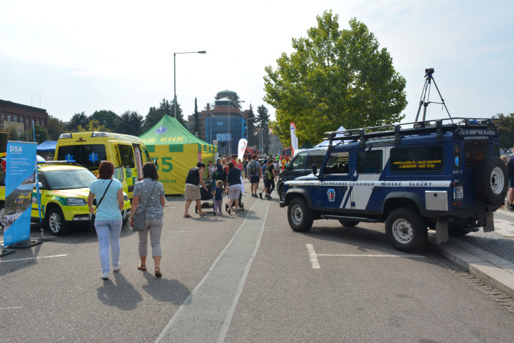 Eliščino nábřeží obsadila záchranářská technika